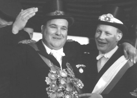 Bundeskoenig_Juette Der Bundesschützenkönig Heinrich Jütte mit seinem Adjutanten Heino Glaremin
