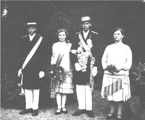 Das Königspaar 1928/1929 Josef Lehmenkühler und Maria Simon Das Königspaar 1928/1929 Josef Lehmenkühler (Rappel) und Maria Simon (Killing) mit dem Königsadjutanten Albert Kemper (Kirche) und der Hofdame Maria Lehmenkühler / Harrenkamp (Wilmes)
