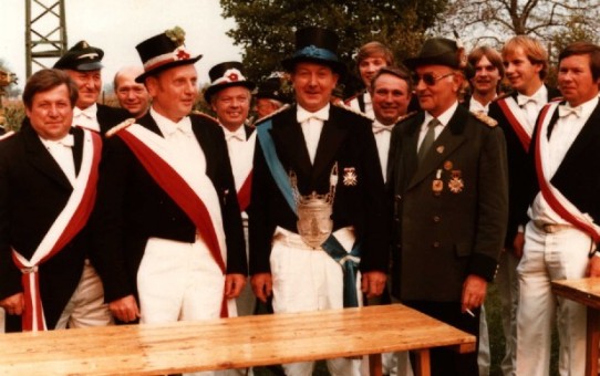Kreiskoenig_Alfred_Tweer Der Störmeder Kreisschützenkönig Alfred Tweer (Mitte) mit Theodor Müller (Königsadjudant), Heinrich Linnemann (Oberst), Franz Schwarte (Kreisvorstandsmitglied) und Heinrich Marks (Geschäftsführer)